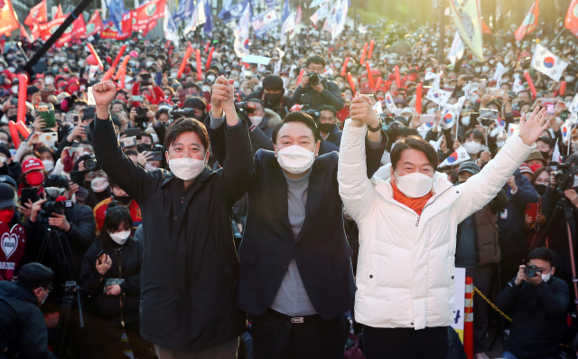 국민의힘 윤석열 대선 후보가 5일 저녁 서울 광진구 어린이대공원 후문 광장에서 이준석 대표, 국민의당 안철수 대표와 함께 공동 유세를 하고 있다. 연합뉴스