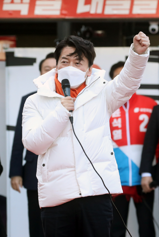 국민의당 안철수 대표가 5일 경기도 이천시산림조합 앞에서 열린 국민의힘 윤석열 대선 후보 유세 현장에서 지지를 호소하고 있다. 연합뉴스