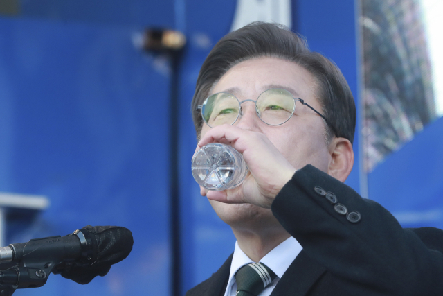 더불어민주당 이재명 대선후보가 5일 경기도 평택시 평택역 1번 출구 앞에서 열린