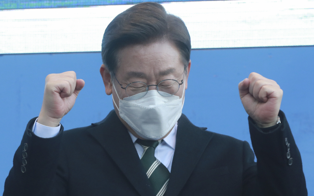 더불어민주당 이재명 대선후보가 5일 경기도 평택시 평택역 1번 출구 앞에서 열린 