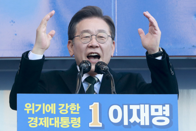 더불어민주당 이재명 대선후보가 5일 경기도 평택시 평택역 1번 출구 앞에서 열린