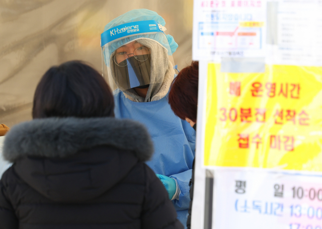 코로나19 누적 확진자 수가 300만명을 넘은 지 닷새 만에 400만명을 넘어섰다. 5일 중앙방역대책본부에 따르면 이날 0시 기준 신규 확진자 수는 25만4천327명을 기록해 누적 확진자 수는 421만2천652명으로 집계됐다. 누적 확진자는 지난달 28일 300만명을 넘은 지 닷새 만에 400만명을 넘어선 것이다. 이날 서울 서대문구 신촌역 앞에 마련된 임시선별검사소에서 관계자가 시민을 안내하고 있다. 연합뉴스