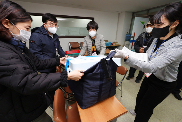 20대 대통령 선거 사전투표 첫날인 4일 오후 경기도 과천시선거관리위원회에서 문원동 사전투표소 관계자들이 투표함을 과천선관위에 인계하고 있다. 연합뉴스