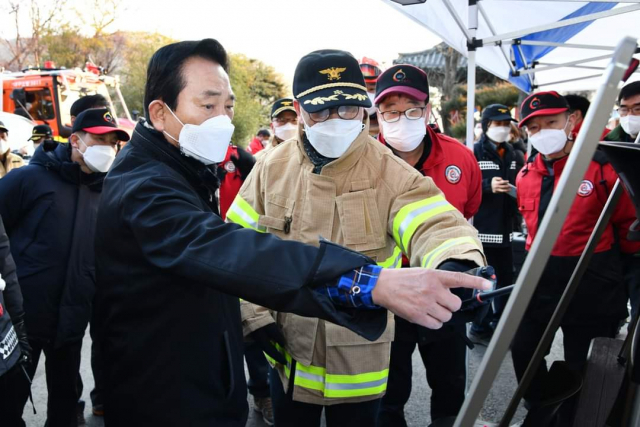 달성 가창 산불이 9일째 이어지고 있는 가운데 김문오 달성군수도 매일 산불현장으로 출동해 산불진화 작업을 지휘하고 있다. 달성군 제공