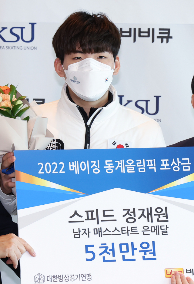 4일 오후 서울 송파구 잠실동 롯데호텔에서 대한빙상경기연맹 주최로 열린 2022 베이징 동계올림픽 포상금 전수식에서 스피드스케이팅 대표팀의 정재원이 개인 메달에 대한 5천만원의 포상금을 받은 뒤 기념 촬영을 하고 있다. 연합뉴스