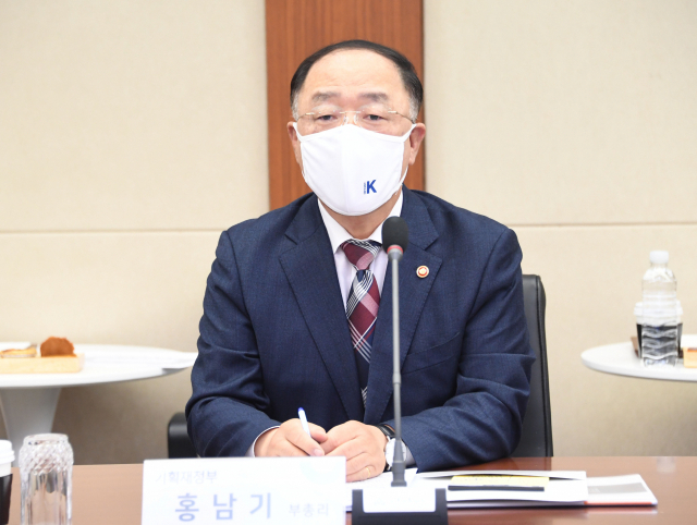 홍남기 경제부총리 겸 기획재정부 장관이 4일 강원도 춘천시 소재 중소기업 빅데이터 플랫폼 운영 기업인 ㈜더존비즈온 강촌캠퍼스를 방문, 간담회에 참석해 발언하고 있다. 기획재정부 제공.