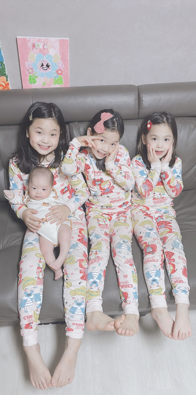 첫째 딸 김채인(9), 둘째 딸 지안(8), 셋째 딸 서율(7), 넷째 아들 강빈이의 사랑스러운 모습.