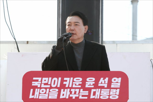 국민의힘 윤석열 대선 후보가 6일 오후 경기 의정부시 행복로 이성계 동상 앞에서 열린 유세에서 연설하고 있다. 연합뉴스