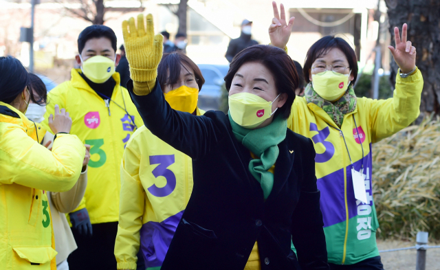정의당 심상정 대선 후보가 6일 오후 서울 마포구 연남동 연트럴파크에서 2030 프라이드 유세를 마친 뒤 시민들과 인사를 나누고 있다. 연합뉴스