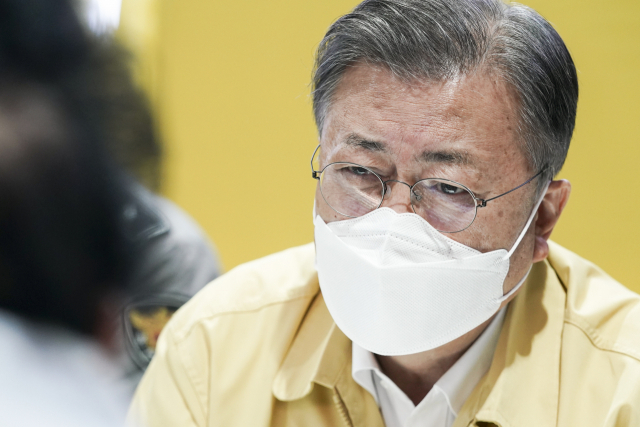 강원·경북 산불현장 방문에 나선 문재인 대통령이 6일 경북 울진군 울진국민체육센터에 마련된 대피소를 방문, 이재민을 위로하고 있다. 연합뉴스