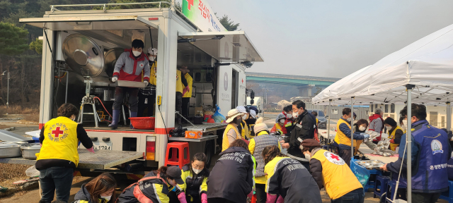자원봉사자들이 울진산불 현장지휘본부가 마련된 봉평신라비전시관 앞에서 식사 봉사를 하고 있다. 이상원 기자