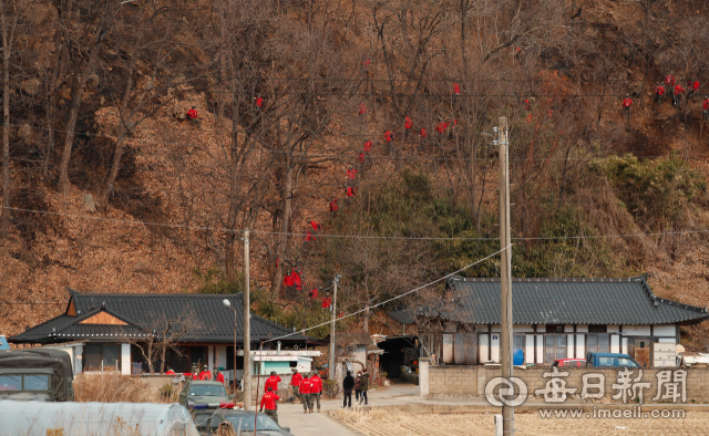 울진군 산불 발생 사흘째인 6일 울진읍 고성리 야산에서 군 장병들이 잔불 정리 작업을 하고 있다. 우태욱 기자 woo@imaeil.com