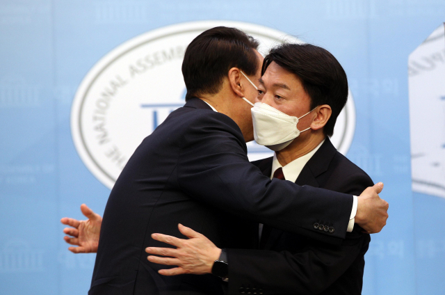 국민의힘 윤석열 대선 후보와 국민의당 안철수 대선 후보가 3일 오전 국회 소통관에서 단일화 기자회견을 마치며 포옹하고 있다. 연합뉴스