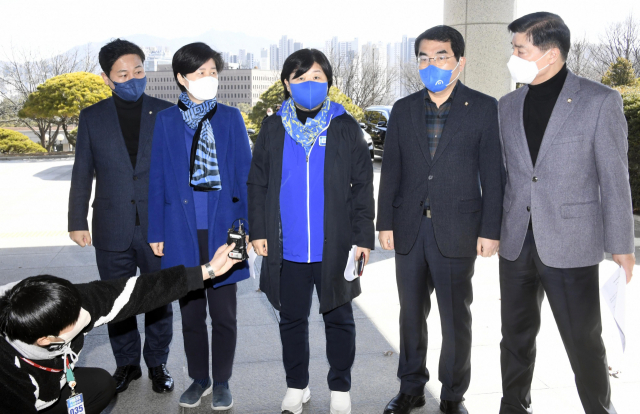 국회 행정안전위원장인 서영교 의원과 행안위원인 백혜련 의원, 국회 정치개혁특위 간사인 김영배 의원 등 더불어민주당 의원들이 6일 오전 코로나19 재택 치료자 투표 부실관리에 대한 재발 방지를 촉구하며 과천 중앙선관위를 항의 방문하고 있다. 연합뉴스