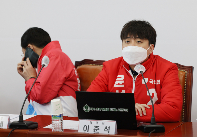 국민의힘 이준석 대표가 6일 오전 국회에서 열린 확대선거대책본부 회의에서 발언하고 있다. 왼쪽은 전화 통화를 하는 권영세 총괄선대본부장. 연합뉴스