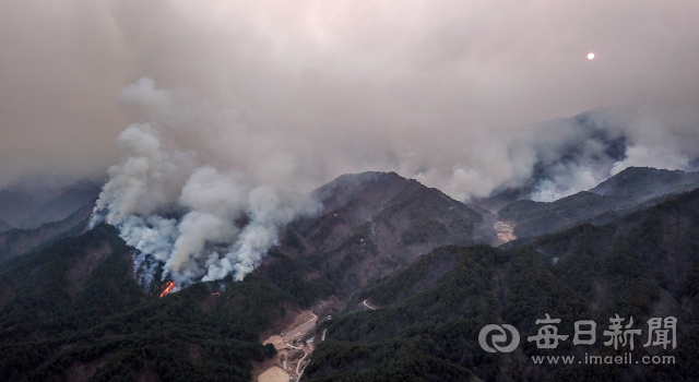 울진 산불 발생 사흘째인 6일 일몰 직전 헬기 진화 작업이 종료된 후 드론을 띄워 촬영한 울진군 북면 두천리 일대 모습. 서쪽 방면 소광리 금강송 군락지 쪽으로 불길이 좀처럼 잡히지 않은 채 번지고 있다. 이날 오후 5시 소방당국이 밝힌 울진 산불 진화율은 40% 대에 머물고 있다. 산림당국은 산불 영향 구역이 워낙 넓은 데다 헬기 등 진화 전력이 분산 돼 진화에 속도를 내지 못하고 있다고 밝혔다. 우태욱 기자 woo@imaeil.com