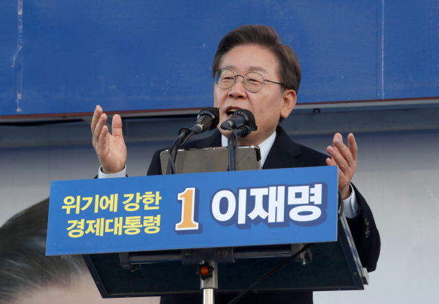 더불어민주당 이재명 대선 후보가 6일 오후 서울 은평구 응암역 인근에서 열린 유세에서 지지를 호소하고 있다. 연합뉴스