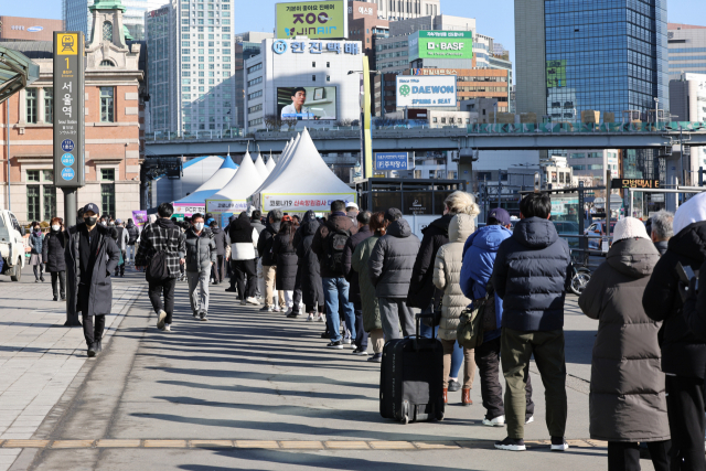 신종 코로나바이러스 감염증(코로나19) 신규 확진자가 24만3628명 발생한 6일 오전 서울역광장 임시선별검사소에서 피검자들이 줄을 서 있다. 연합뉴스