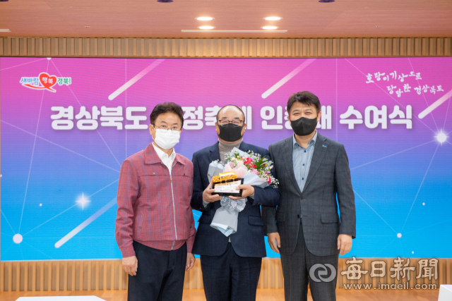 영덕대게축제가 3년 연속 경상북도 최우수 축제에 선정됐다. 경북도 디지털 플랫폼을 활용한 축제 활성화 토론회에서 박오수(가운데)영덕대게축제추진위원장, 이희진(오른쪽)영덕군수가 이철우(왼쪽)경북도지사와 함께 기념사진을 촬영하고 있다. 영덕군 제공