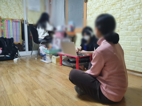 남편 피해 대구의 한 여성 쉼터에서 지내는 미츠키(가명·53) 씨와 중학생 딸들. 배주현 기자