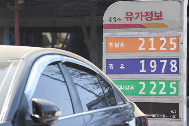 6일 정부가 현재 20%인 유류세 인하율의 확대를 향후 검토할 수 있다는 방침을 내놨다. 30%까지 유류세 인하율을 올린다면 소비자들은 휘발유 리터(L)당 305원을 절감할 수 있을 전망이다. 사진은 이날 서울의 한 주유소 유가정보. 연합뉴스