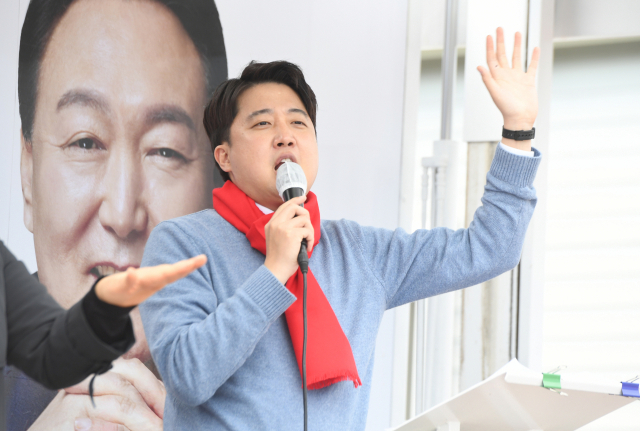 국민의힘 이준석 대표가 4일 오후 서귀포오일장을 찾아 윤석열 후보에 대한 지지를 호소하고 있다. 연합뉴스