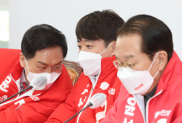 국민의힘 이준석 대표와 김기현 원내대표가 7일 오전 국회에서 열린 확대선거대책본부 회의에서 대화하고 있다. 오른쪽은 권영세 선거대책본부장. 연합뉴스