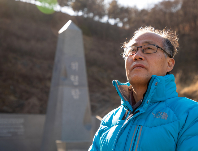 경산 코발트 광산 민간인 학살 유족회 최승호 이사가 위령탑 앞에서 회상에 잠겨 있다. 경산신문 대표이자 기자인 최 이사는 29년째 이곳에 매달려 진실규명 작업을 해 오고있다. 김태형 선임기자 thk@imaeil.com