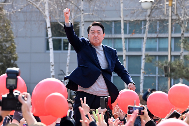 국민의힘 윤석열 대선 후보가 7일 오전 경기 구리시 구리역 광장에서 열린 유세에서 지지자들의 환호에 어퍼컷 세리머니로 화답하고 있다. 연합뉴스