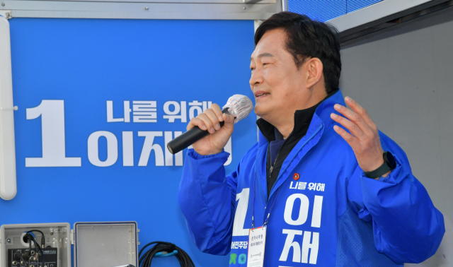 더불어민주당 송영길 대표가 4일 오후 서귀포시오일장을 찾아 이재명 후보에 대한 지지를 호소하고 있다. 연합뉴스