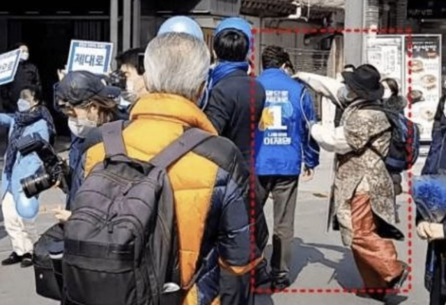 갑자기 달려든 신원 미상의 남성이 더불어민주당 송영길 대표를 가격하는 장면. 독자제공