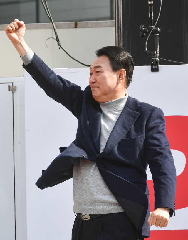 국민의힘 윤석열 대선 후보가 7일 오전 경기 하남시 신장동 스타필드 앞에서 열린 유세에서 지지를 호소하며 인사하고 있다. 연합뉴스