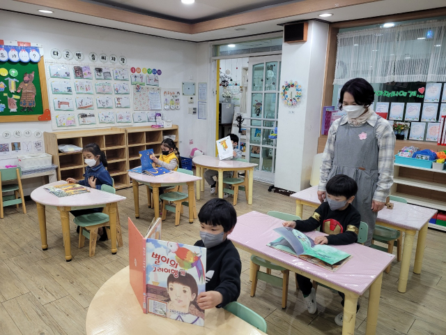 대구시교육청은 맞벌이 가정의 육아 부담을 줄이기 위해 이른 아침부터 늦은 밤까지 자녀를 맡길 수 있는