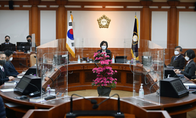 노정희 중앙선거관리위원회 위원장이 7일 오전 경기도 과천시 중앙선관위에서 위원들과 함께 제20대 대통령선거 사전투표 부실 관리 논란과 관련한 긴급위원회 전원회의를 갖고 있다. 연합뉴스