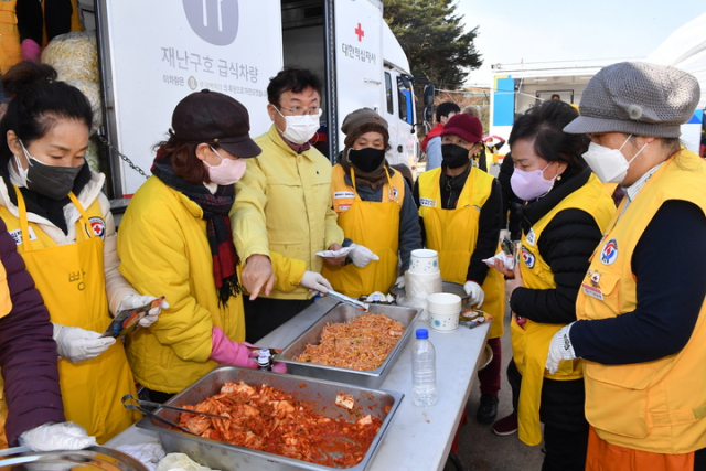 이철우 경북도지사(왼쪽 세번째)가 지난 6일 울진 산불 현장에서 자원봉사자들을 격려하고 있다. 경북도 제공