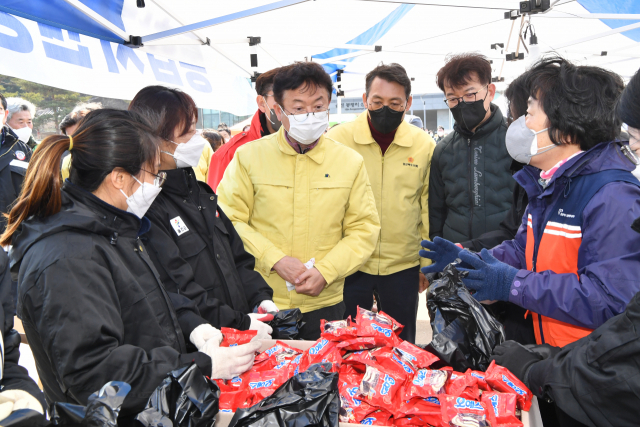 이철우(왼쪽 세 번째) 경북도지사가 울진산불 현장을 찾은 자원봉사자를 격려하고 있다. 경북도 제공