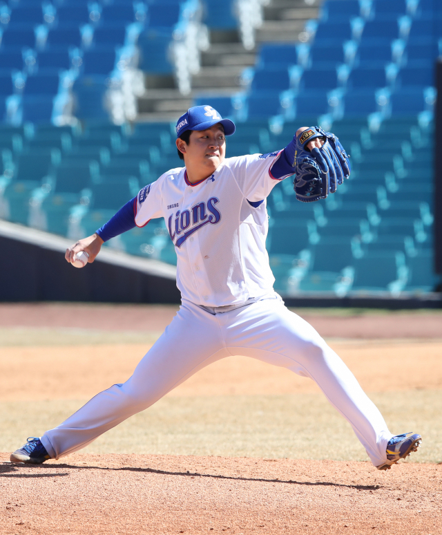 삼성라이온즈 양창섭이 6일 대구삼성라이온즈파크에서 열린 SSG랜더스와 연습경기에서 마운드에 올라 역투하고 있다. 삼성라이온즈 제공