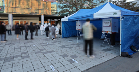 5일 오후 서울역 앞 임시기표소에서 코로나19 확진·격리자들이 투표하고 있다. 연합뉴스