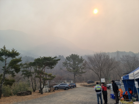 7일 오전 11시쯤 대구소방 현장상황실에서 바라본 가창 산불 모습. 산불로 인한 연기가 하늘을 뒤덮고 있다. 임재환 기자