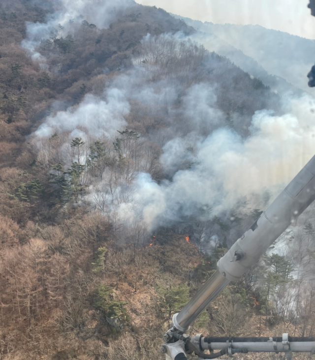7일 오후 대구 수성구 파동 산42-3 지역에서 산불이 발생했다. 소방헬기에서 촬영한 산불 현장. 대구 수성소방서 제공.