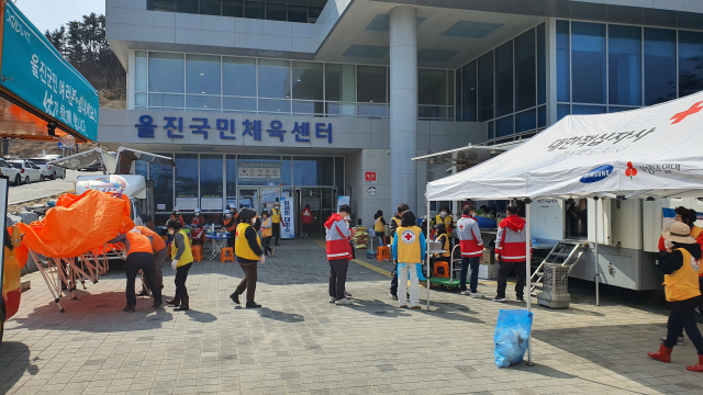 울진지역 선거캠프들은 산불로 선거운동을 멈추고 자원봉사를 하기로 했다. 신동우 기자
