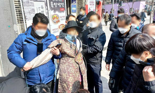 서울 서대문경찰서에 따르면 더불어민주당 송영길 대표가 7일 낮 12시 5분쯤 서울 신촌 유플렉스 앞 광장에서 선거운동을 하다 유튜버 A(70) 씨로부터 가격을 당했다. 송 대표는 당시 현장에 막 도착해 일행과 함께 이동 중이었으며 한복에 검은색 벙거지 차림의 A씨가 송 대표에게 달려와 송 대표의 머리를 망치로 여러 차례 내리쳤다. A씨는 바로 현장에서 제압돼 경찰에 공직선거법 위반과 특수상해 등 혐의로 현행범 체포됐다. 사진은 현장에서 제압당한 A씨. 홍서윤 민주당 중앙선대위 부수석대변인 제공. 연합뉴스