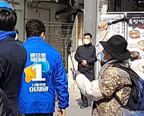 더불어민주당 송영길 대표가 7일 서울 신촌에서 선거운동을 하다 70대 유튜버로부터 망치로 머리를 맞았다. 서울 서대문경찰서에 따르면 송 대표는 이날 낮 12시 5분쯤 신촌 유플렉스 앞 광장에서 달려든 유튜버 A씨로부터 가격을 당했다. 연합뉴스