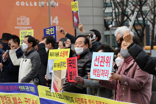 공명선거실천시민운동협의회 등 시민사회단체 관계자들이 7일 오후 서울 종로구 광화문역 인근에서 코로나19 확진자·격리자 대상 사전투표 부실 관리 논란 관련 중앙선거관리위원회 규탄 기자회견을 하고 있다. 확진자 사전투표 과정에서 투표용지가 쇼핑백이나 바구니 등에 허술하게 보관되거나, 특정 후보가 기표된 투표용지가 배포되는 사례가 발생해 유권자들의 항의가 터져 나왔다. 연합뉴스