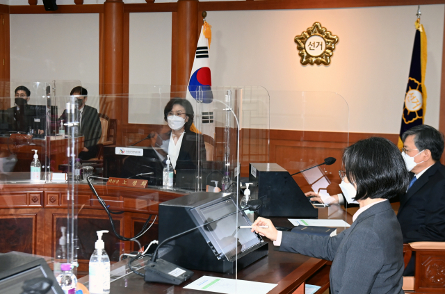 노정희 중앙선거관리위원회 위원장이 7일 오전 경기도 과천시 중앙선관위에서 위원들과 함께 제20대 대통령선거 사전투표 부실 관리 논란과 관련한 긴급위원회 전원회의를 갖고 있다. 연합뉴스