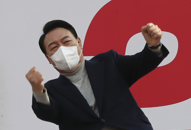 국민의힘 윤석열 대선 후보가 7일 오후 경기 안산시 단원구 안산문화광장 앞에서 열린 유세에서 지지자들의 환호에 어퍼컷 세리머니로 화답하고 있다. 연합뉴스