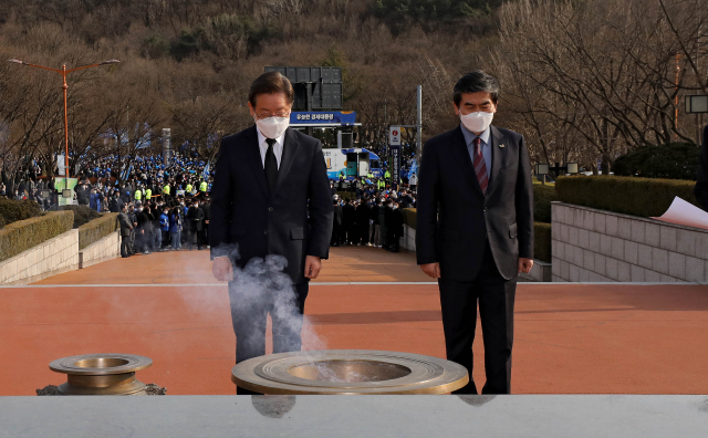 더불어민주당 이재명 대선후보가 7일 오후 대구 달서구 두류공원 집중유세에 앞서 2.28민주운동 기념탑을 참배하고 있다. 김영진 기자 kyjmaeil@imaeil.com