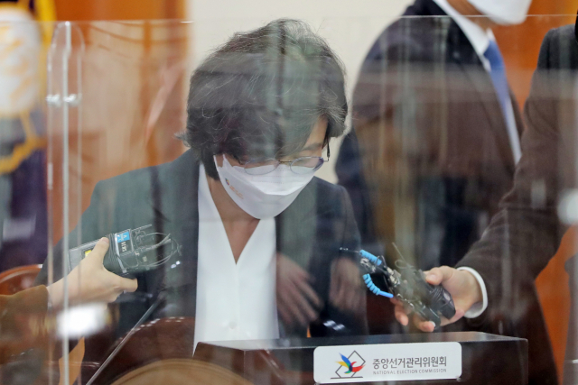 노정희 중앙선거관리위원회 위원장이 7일 오전 경기도 과천시 중앙선관위에서 열린 제20대 대통령선거 사전투표 부실 관리 논란과 관련한 긴급위원회 전원회의에 참석하고 있다. 연합뉴스