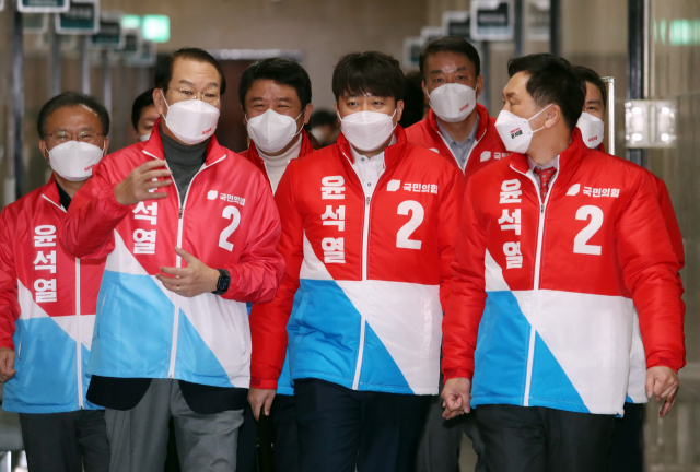 국민의힘 이준석 대표와 김기현 원내대표, 권영세 선거대책본부장이 7일 오전 국회에서 열린 확대선거대책본부 회의에 참석하고 있다. 연합뉴스