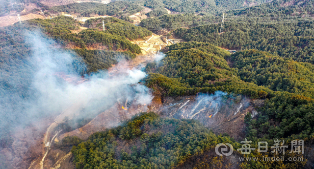울진 산불 발생 나흘째인 7일 일몰 직전 헬기 진화 작업이 종료된 후 드론을 띄워 촬영한 울진군 용천사 일대 모습. 안성완 기자 asw0727@imaeil.com